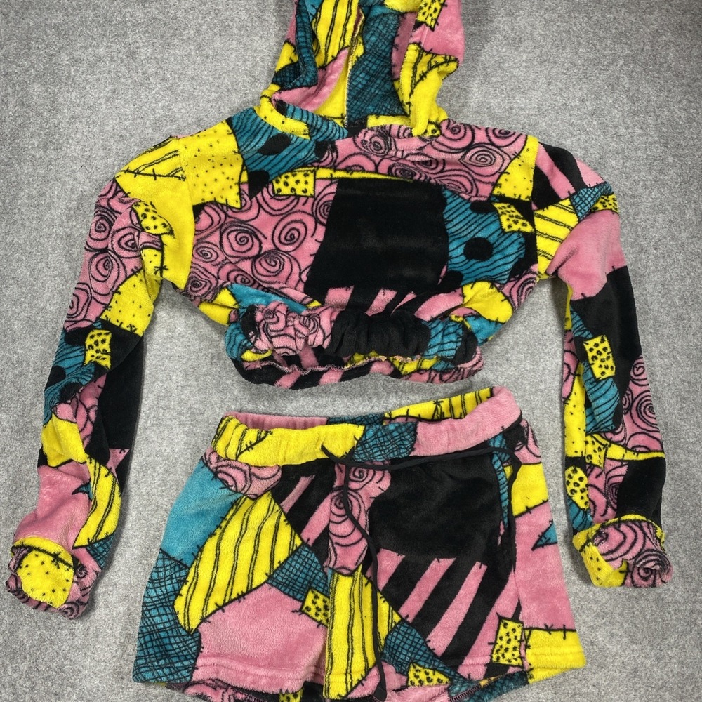 HOT TOPIC NIGHTMARE BEFORE CHRISTMAS SALLY FUZZY LOUNGE SET PAJAMAS SZ medium.